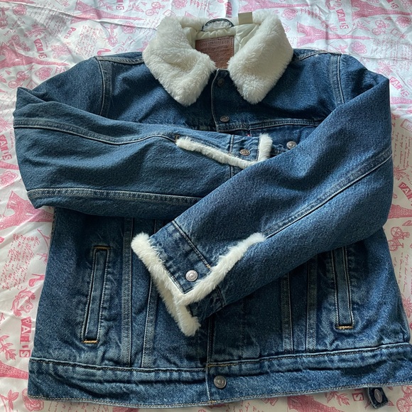 Levi's Jackets & Blazers - ⭐️SOLD⭐️Levi’s Denim Jacket